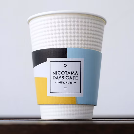 Изготовленные на заказ одноразовые одинарные/двойные/волнистые настенные кофейные чашки из крафт-бумаги для горячего питья с крышками